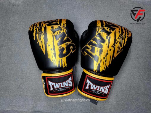 GĂNG TAY BOXING TWINS HỌA TIẾT - ĐEN VÀNG